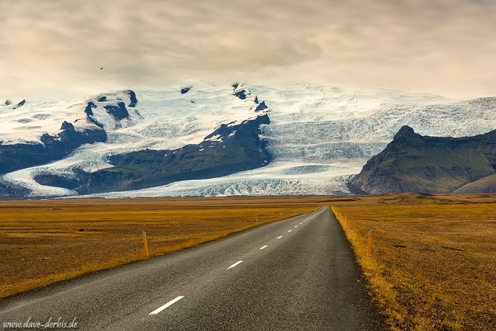 Die Strasse führt den Blick direkt auf den Vatnajoekull Gletscher
