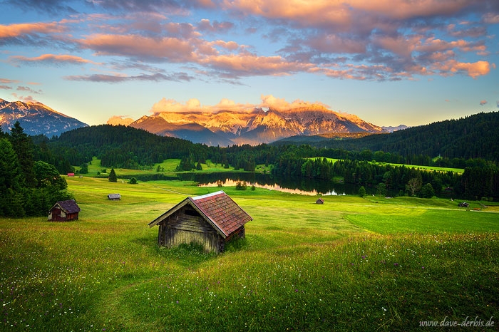 Alpine Idylle zum Sonnenuntergang in Bayern