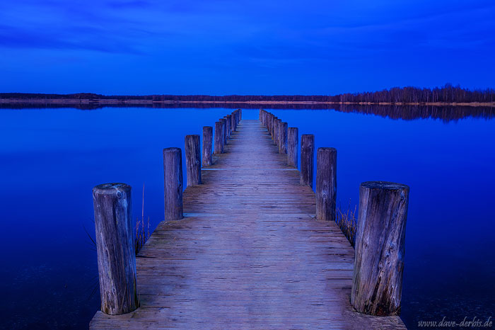 Steg am See zur blauen Stunde